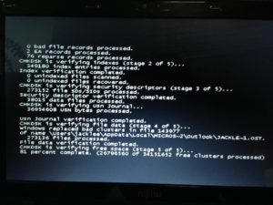 Ecran de verification CHKDSK en cours d execution sur un ordinateur portable au demarrage