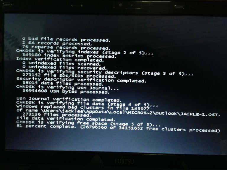 Ecran de verification CHKDSK en cours d execution sur un ordinateur portable au demarrage