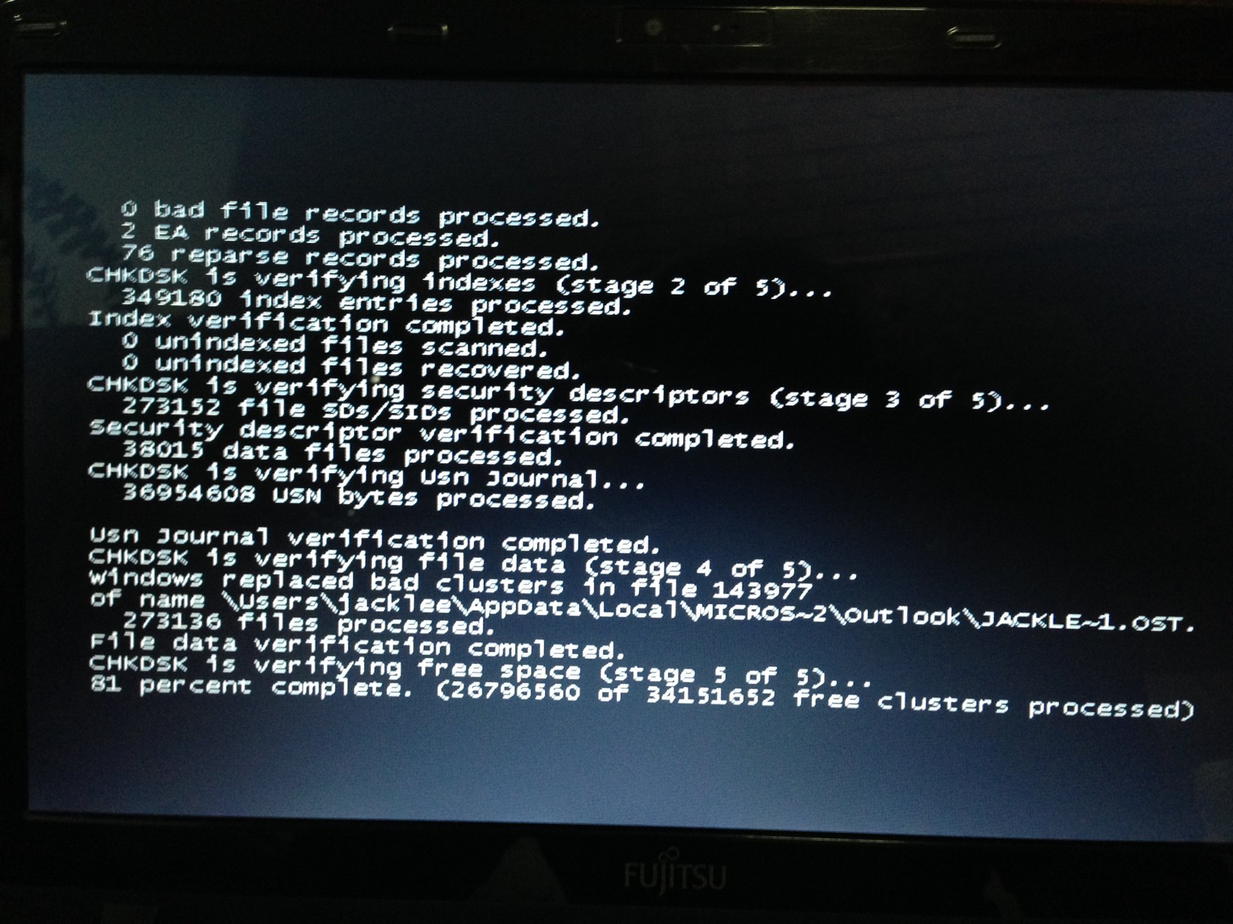 Ecran de verification CHKDSK en cours d execution sur un ordinateur portable au demarrage