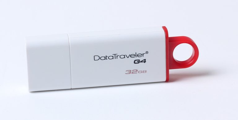 Cle USB Kingston DataTraveler G4 en USB 3.0 de 32 Go photographiee de profil