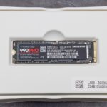 SSD NVMe au format M.2 posé sur un plan de travail, composant souvent impliqué dans l'erreur DPC_WATCHDOG_VIOLATION
