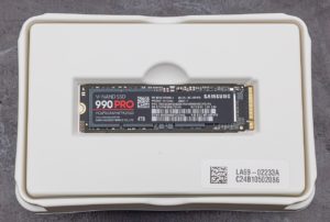 SSD NVMe au format M.2 posé sur un plan de travail, composant souvent impliqué dans l'erreur DPC_WATCHDOG_VIOLATION