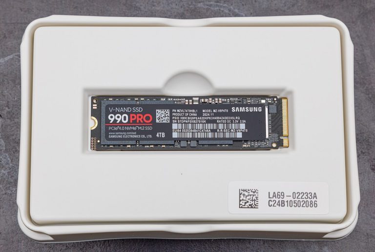 SSD NVMe au format M.2 posé sur un plan de travail, composant souvent impliqué dans l'erreur DPC_WATCHDOG_VIOLATION