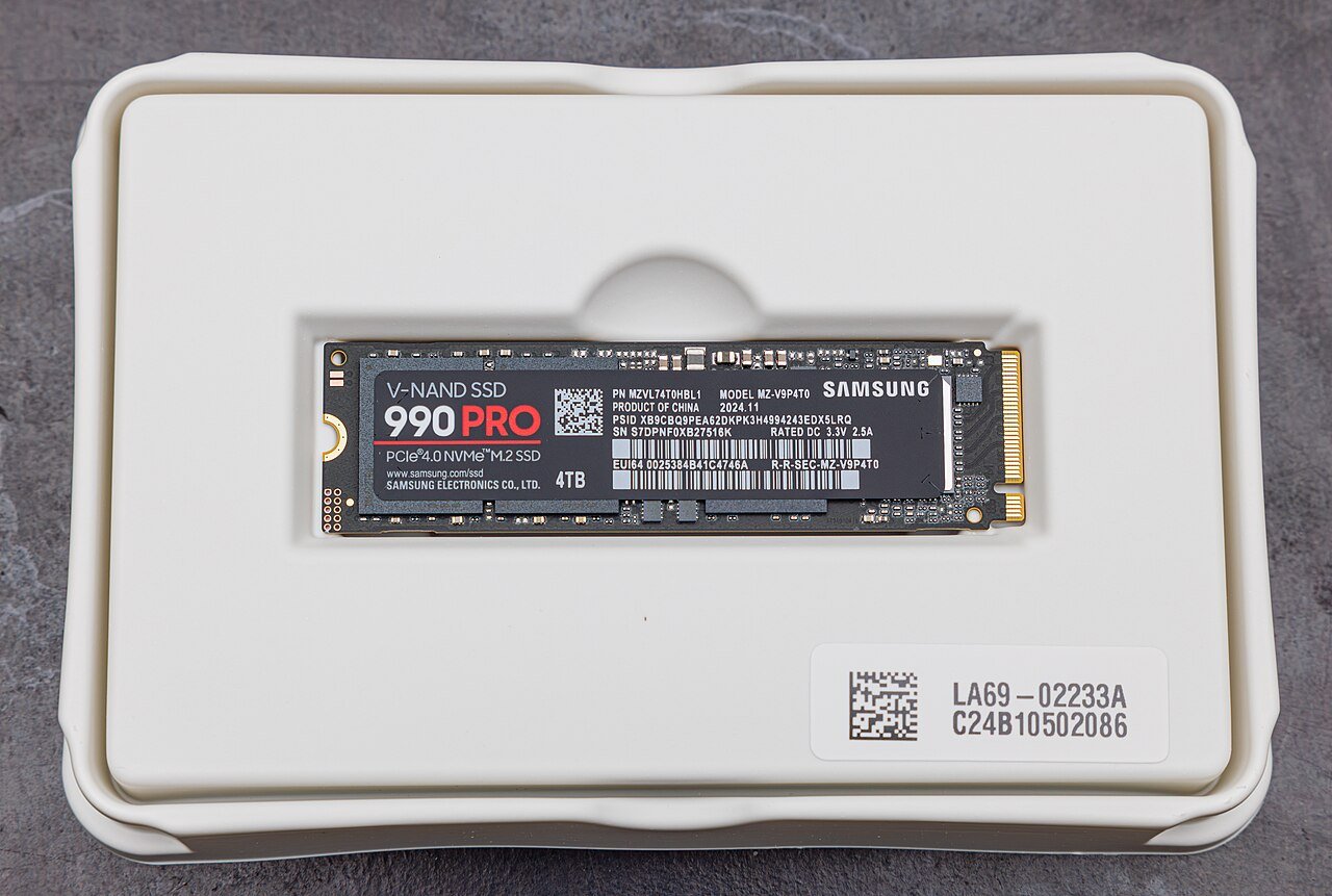 SSD NVMe au format M.2 posé sur un plan de travail, composant souvent impliqué dans l'erreur DPC_WATCHDOG_VIOLATION
