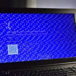 Écran bleu Windows 10 affiché sur un ordinateur portable après un arrêt du système