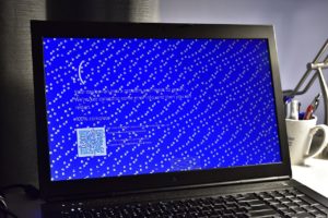 Écran bleu Windows 10 affiché sur un ordinateur portable après un arrêt du système