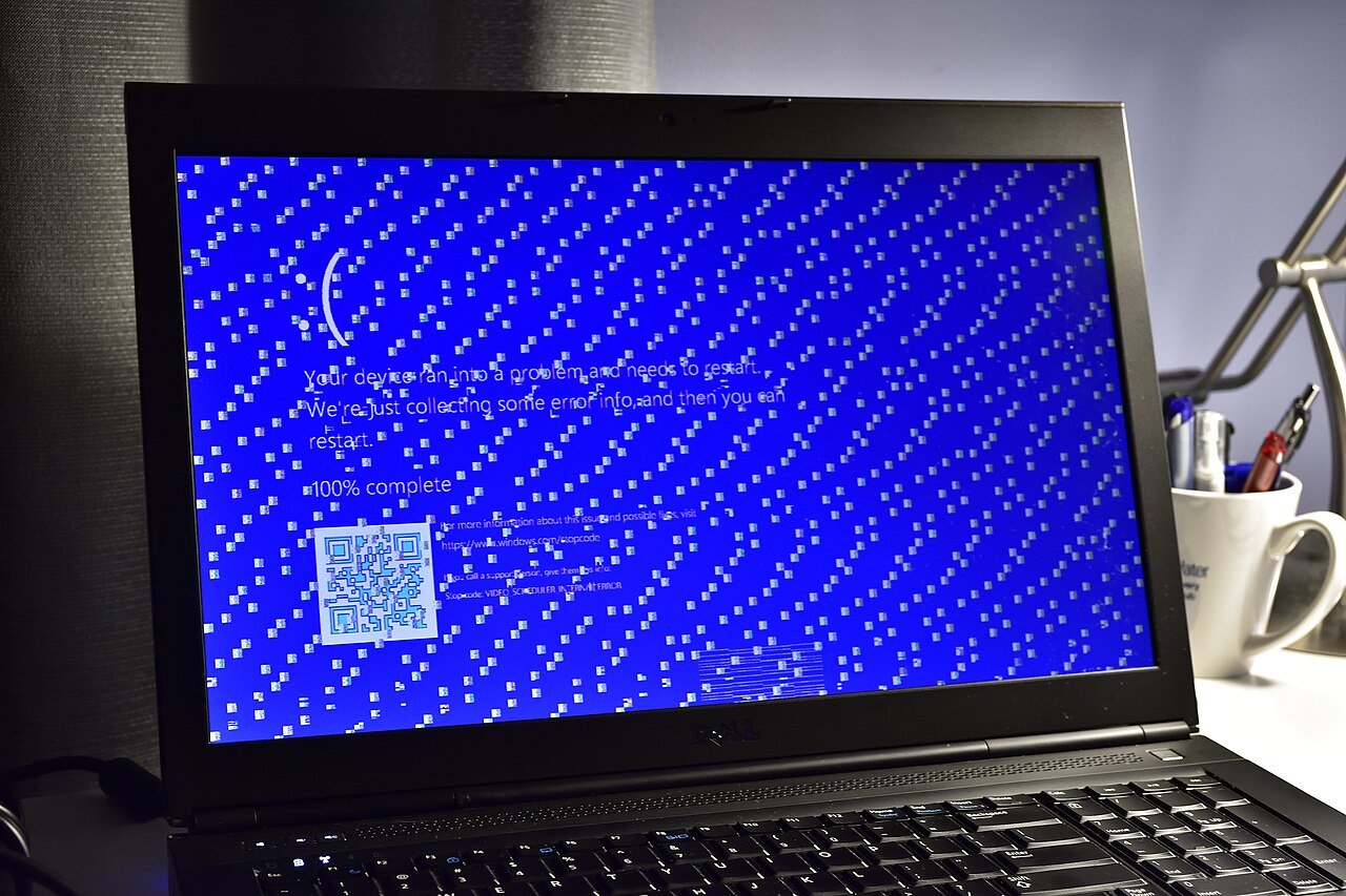 Écran bleu Windows 10 affiché sur un ordinateur portable après un arrêt du système