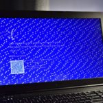 Écran bleu Windows affiché sur un ordinateur portable Dell posé sur un bureau