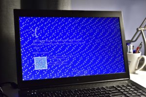 Écran bleu Windows affiché sur un ordinateur portable Dell posé sur un bureau
