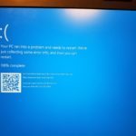 Écran bleu Windows 10 sur un ordinateur portable, avec code d’arrêt et QR code de dépannage