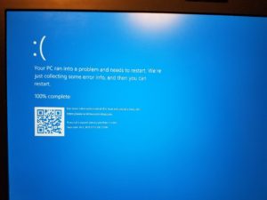 Écran bleu Windows 10 sur un ordinateur portable, avec code d’arrêt et QR code de dépannage