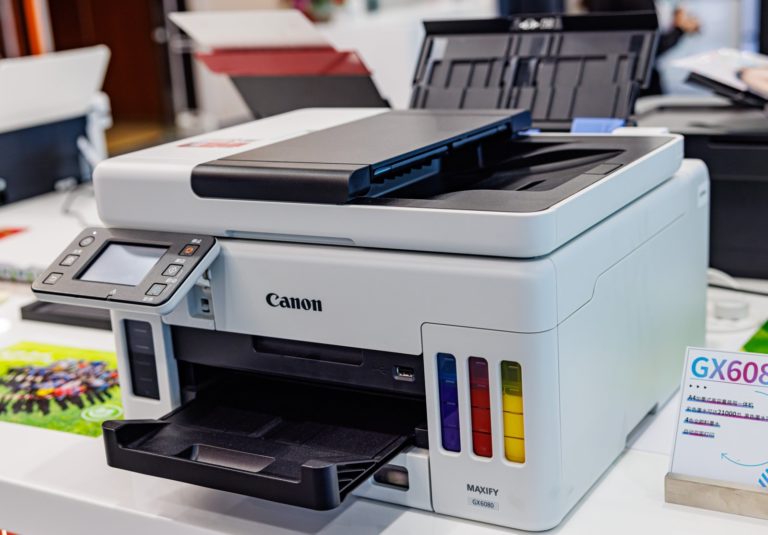 Imprimante multifonction jet d'encre posée sur un bureau, illustrant un problème d'imprimante hors connexion sous Windows
