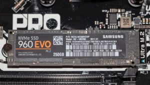 SSD M.2 NVMe installé dans son emplacement sur une carte mère d'ordinateur
