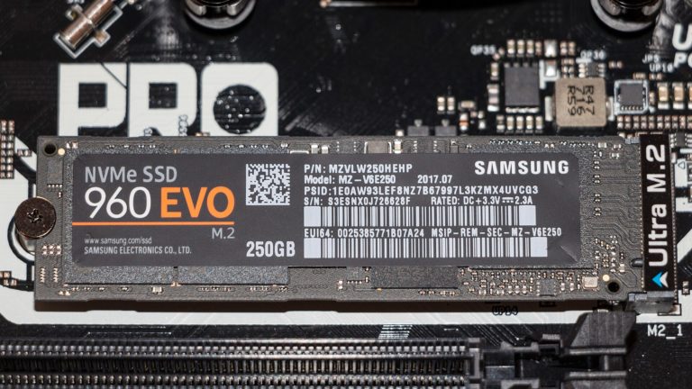SSD M.2 NVMe installé dans son emplacement sur une carte mère d'ordinateur