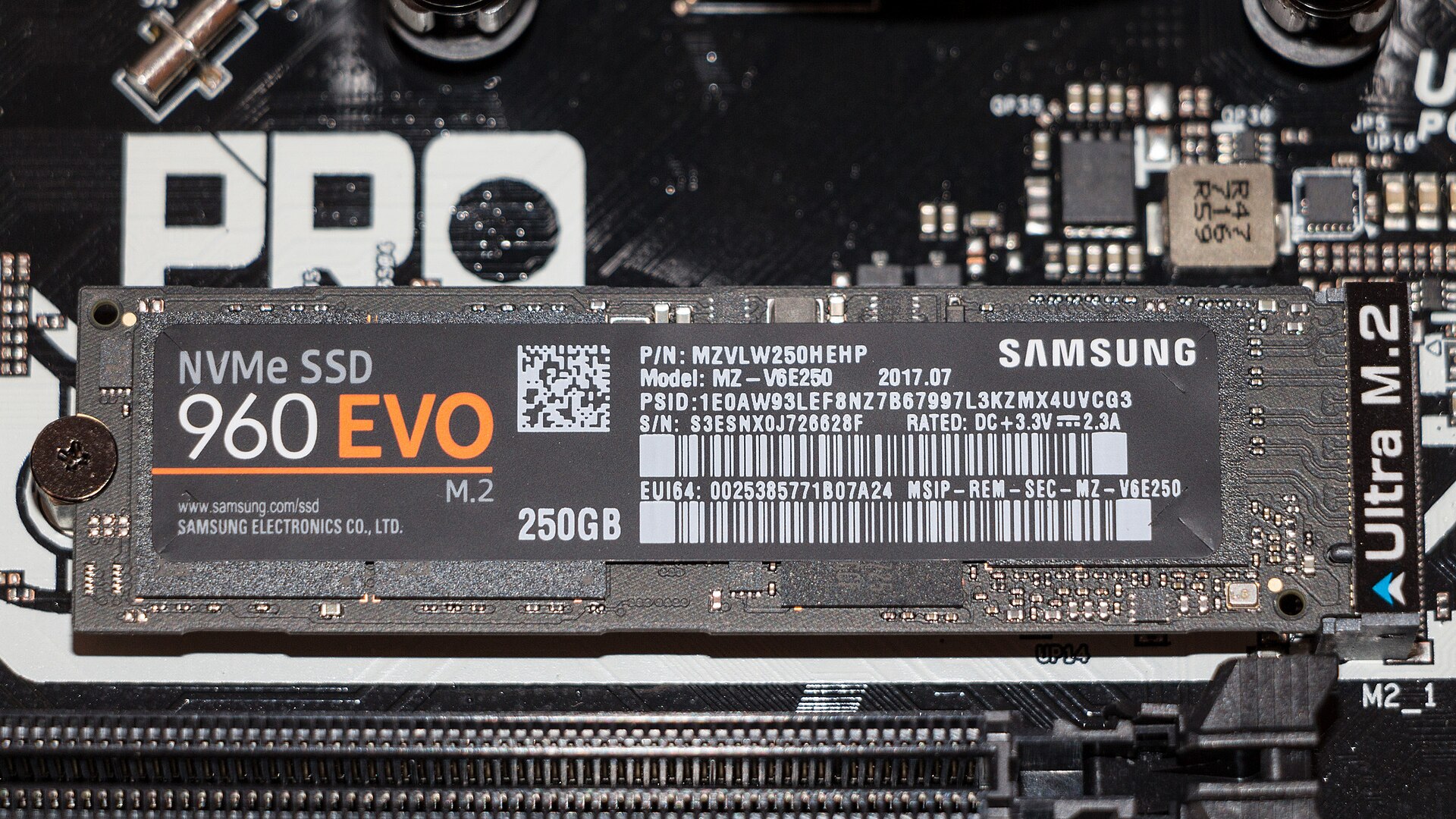 SSD M.2 NVMe installé dans son emplacement sur une carte mère d'ordinateur