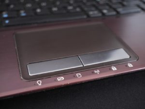 Pavé tactile d un ordinateur portable vu de près avec ses boutons