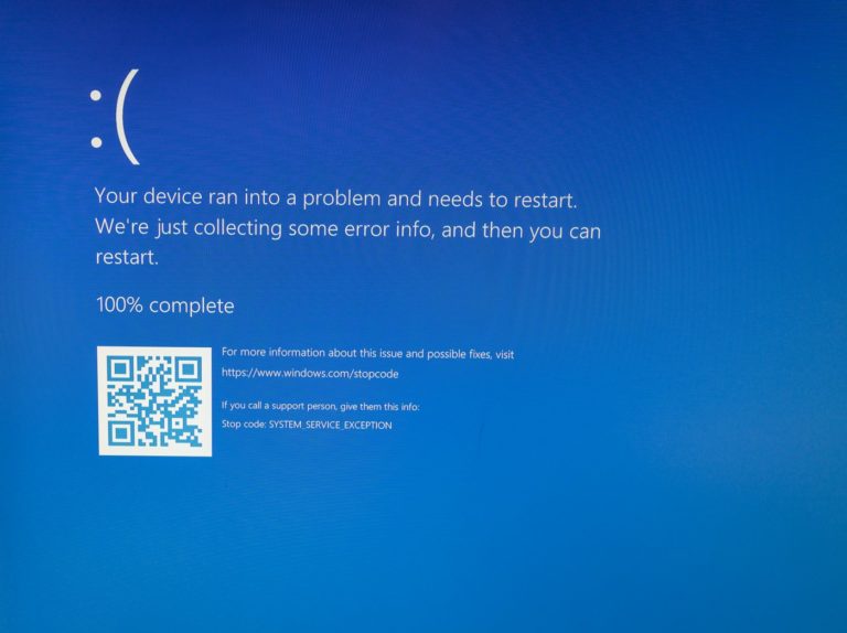 Écran bleu Windows 11 affiché sur un ordinateur portable après un arrêt du noyau