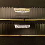 Deux barrettes de memoire vive DDR4 posees sur une table, premier suspect de l erreur PFN_LIST_CORRUPT