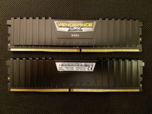 Deux barrettes de memoire vive DDR4 posees sur une table, premier suspect de l erreur PFN_LIST_CORRUPT