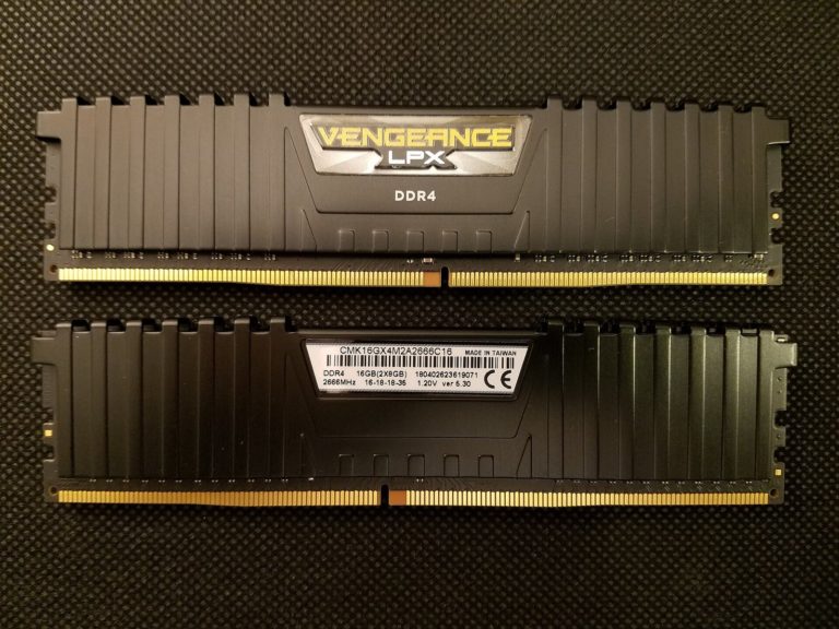 Deux barrettes de memoire vive DDR4 posees sur une table, premier suspect de l erreur PFN_LIST_CORRUPT