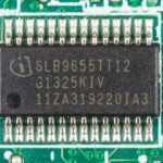 Puce TPM Infineon SLB9655 soudee sur la carte mere d'un ordinateur portable