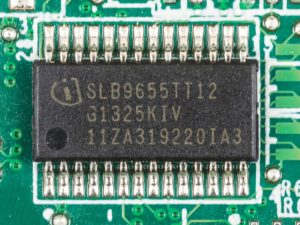 Puce TPM Infineon SLB9655 soudee sur la carte mere d'un ordinateur portable