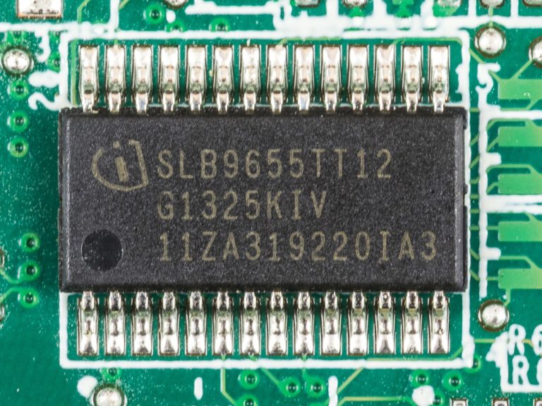 Puce TPM Infineon SLB9655 soudee sur la carte mere d'un ordinateur portable