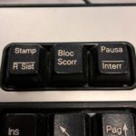 Gros plan sur la touche Impr écran d'un clavier de bureau, à côté des touches Arrêt défil et Pause
