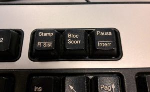 Gros plan sur la touche Impr écran d'un clavier de bureau, à côté des touches Arrêt défil et Pause