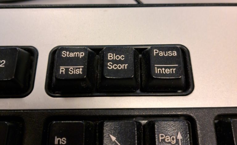 Gros plan sur la touche Impr écran d'un clavier de bureau, à côté des touches Arrêt défil et Pause