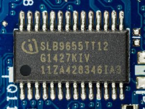 Puce de sécurité TPM Infineon soudée sur la carte mère d'un ordinateur portable