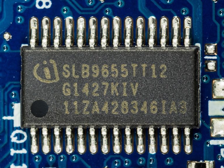 Puce de sécurité TPM Infineon soudée sur la carte mère d'un ordinateur portable