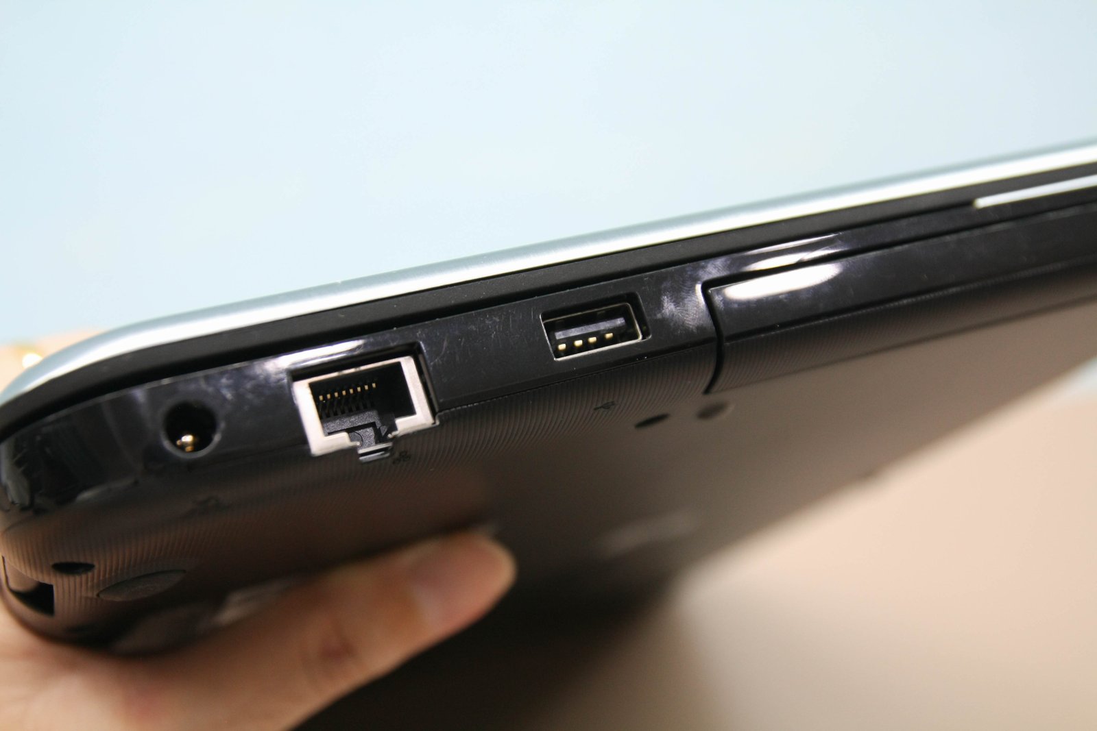Ports USB et port réseau sur le flanc d un ordinateur portable Toshiba