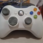 Manette de jeu Xbox 360 filaire posee sur fond blanc, le type de controleur gere par XInput 1.3