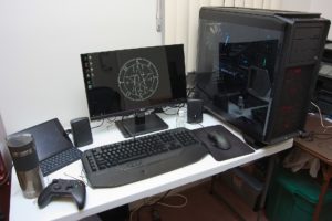 Poste de jeu PC sous Windows avec tour, écran et manette, configuration typique concernée par l'erreur d3dx9_43.dll