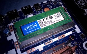 Barrette de mémoire DDR4 SO-DIMM Crucial installée dans son emplacement sur la carte mère d un ordinateur portable