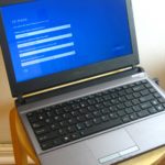 Ordinateur portable sous Windows affichant une installation de logiciel en cours