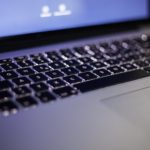 Clavier rétroéclairé d'ordinateur portable vu de près dans la pénombre