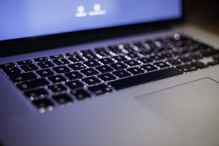 Clavier rétroéclairé d'ordinateur portable vu de près dans la pénombre