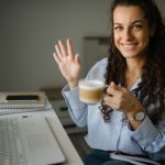 Ordinateur portable sous Windows sur un bureau, poste de travail concerné par l'erreur api-ms-win-crt-runtime-l1-1-0.dll