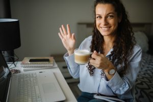 Ordinateur portable sous Windows sur un bureau, poste de travail concerné par l'erreur api-ms-win-crt-runtime-l1-1-0.dll