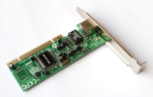 Carte réseau PCI Gigabit Ethernet vue de dessus sur fond clair