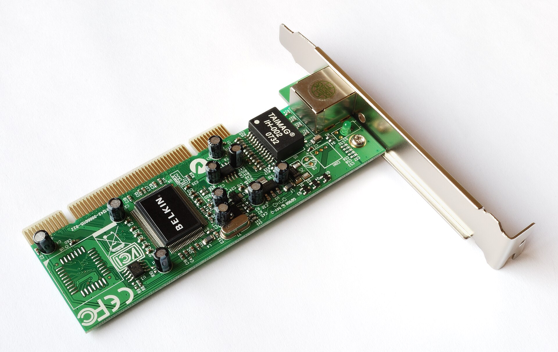 Carte réseau PCI Gigabit Ethernet vue de dessus sur fond clair