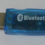 Adaptateur Bluetooth USB externe branché sur un ordinateur
