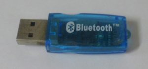 Adaptateur Bluetooth USB externe branché sur un ordinateur