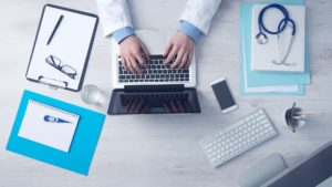 Ordinateur portable pose sur un bureau avec le bureau Windows affiche