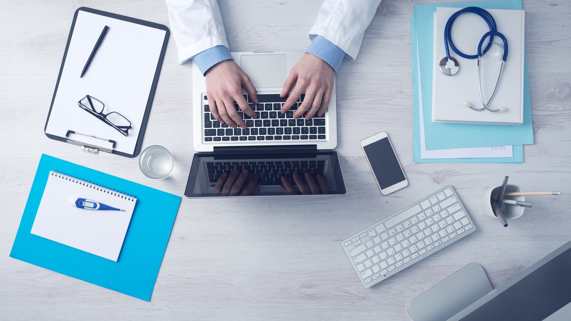 Ordinateur portable pose sur un bureau avec le bureau Windows affiche
