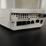 Face arrière d'une box Internet Freebox Delta avec ses ports Ethernet et SFP+