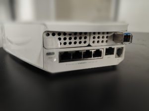 Face arrière d'une box Internet Freebox Delta avec ses ports Ethernet et SFP+