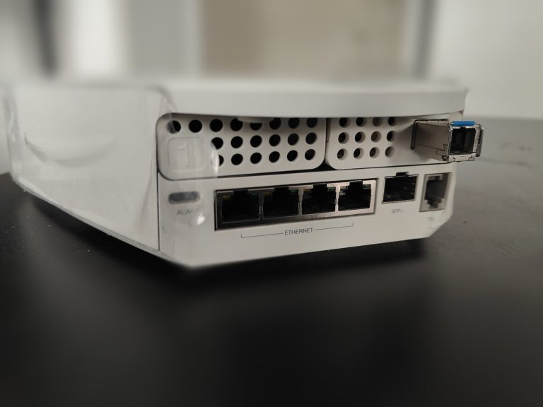 Face arrière d'une box Internet Freebox Delta avec ses ports Ethernet et SFP+